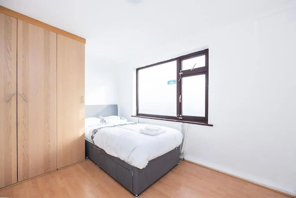 4 Bedroom House 2 Baths Dagenham