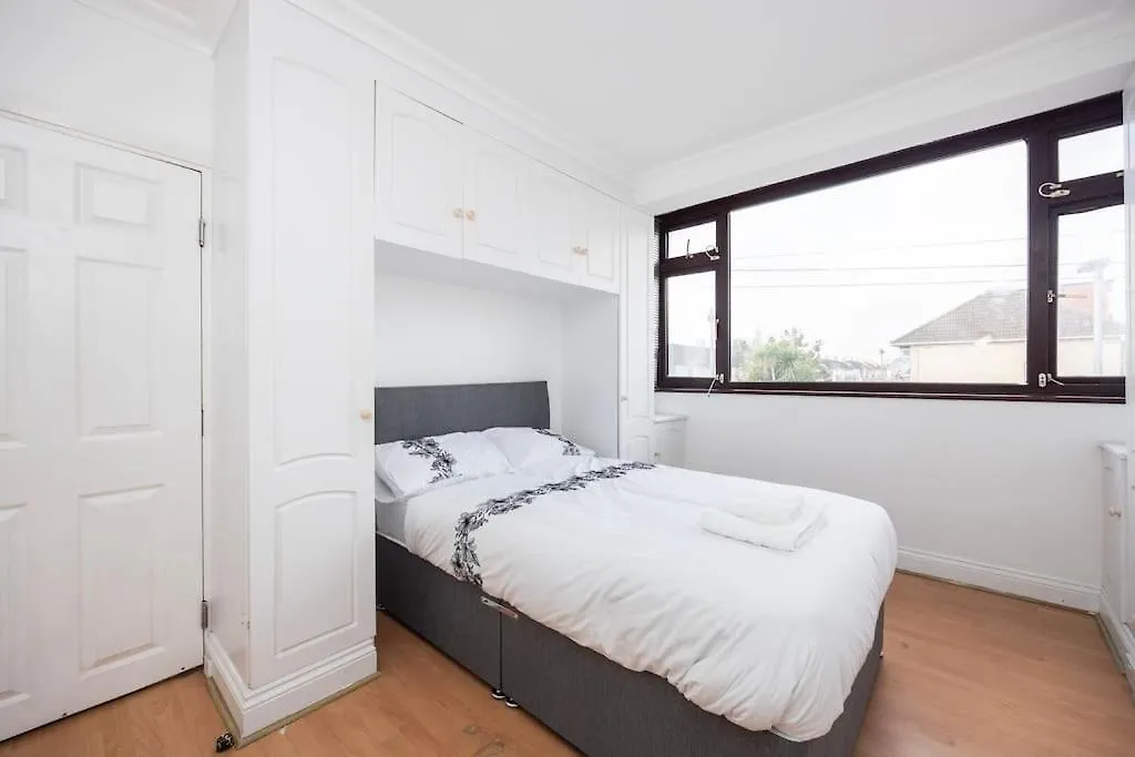 Apartment 4 Bedroom House 2 Baths Dagenham