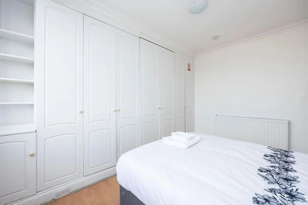 Apartment 4 Bedroom House 2 Baths Dagenham