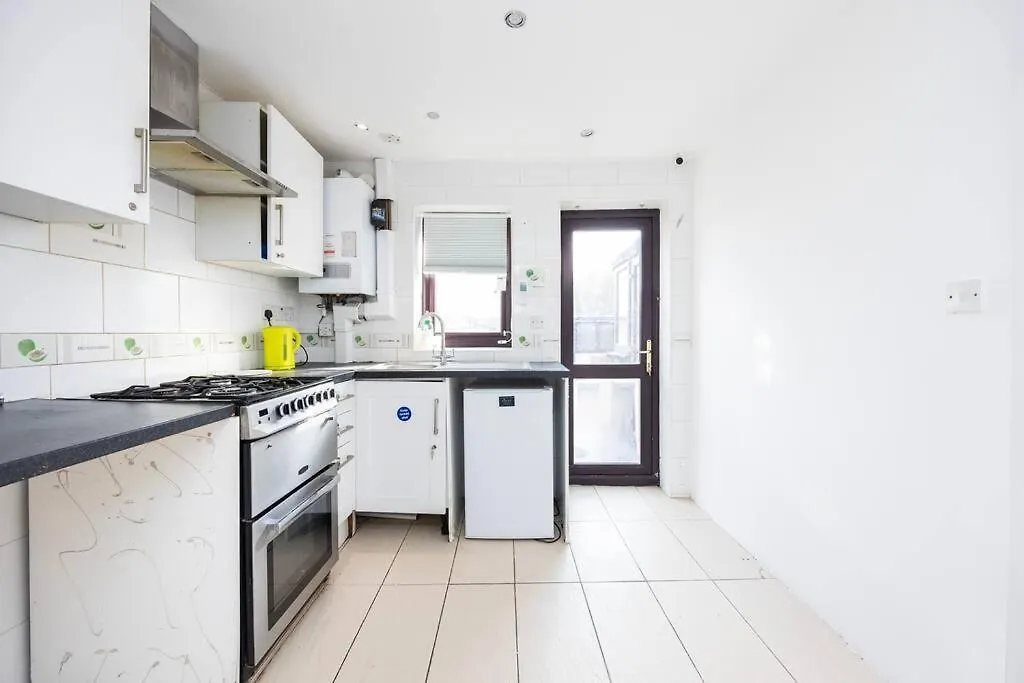 4 Bedroom House 2 Baths Dagenham Apartment
