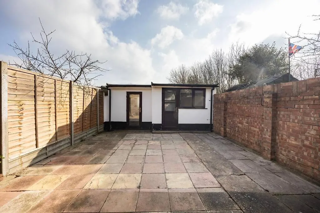 4 Bedroom House 2 Baths Dagenham Apartment